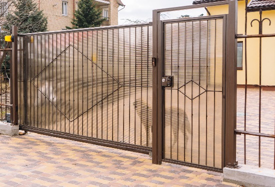Купить ворота из профлиста с элементами ковки, с металлическими столбами в рамке или под дерево в Назрани от 158085 руб